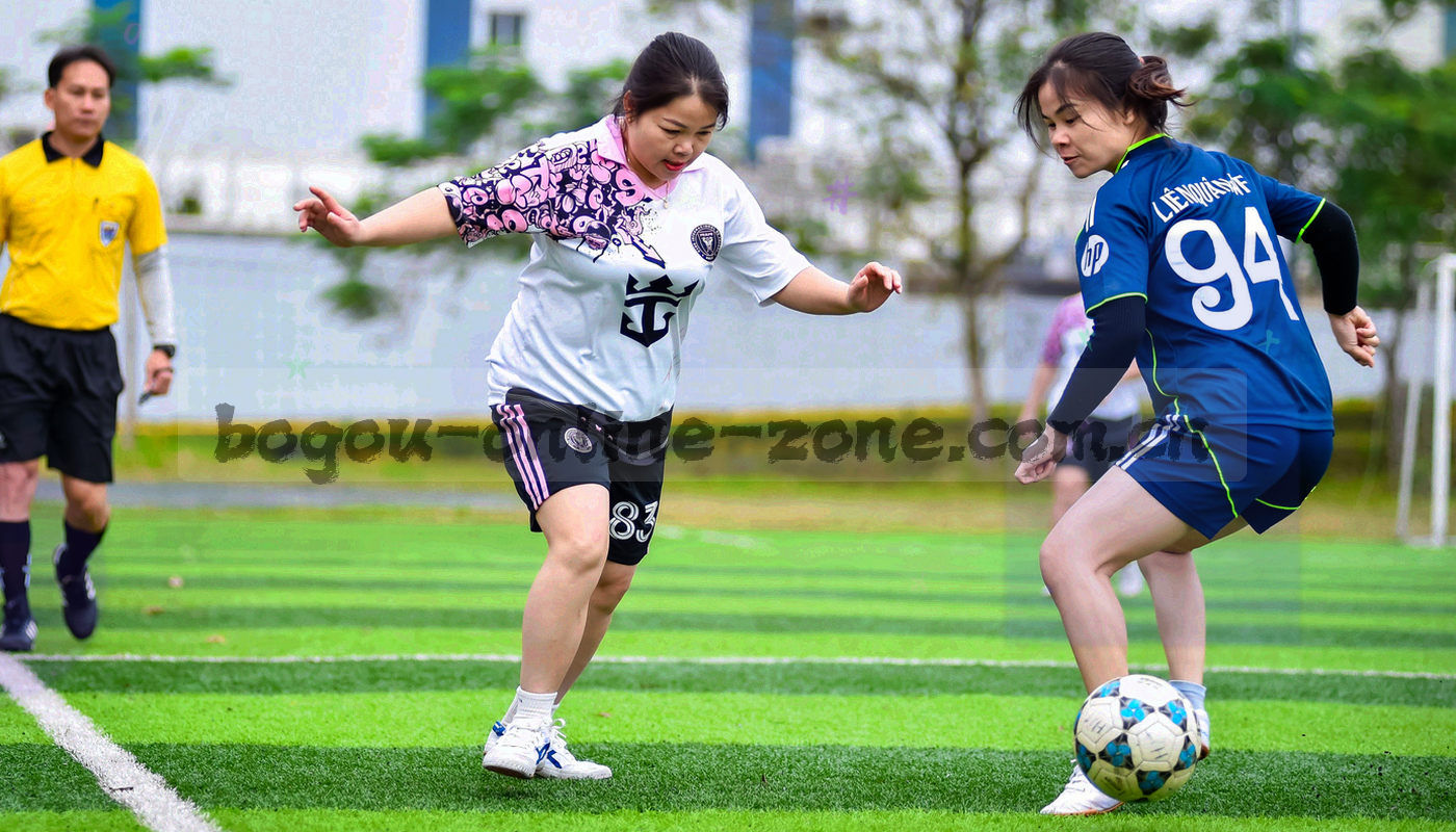 两块等宽字符构成的抽象面板并排，左侧面板呈冷色调、右侧面板呈暖色调，示意两类登录报错的对照关系